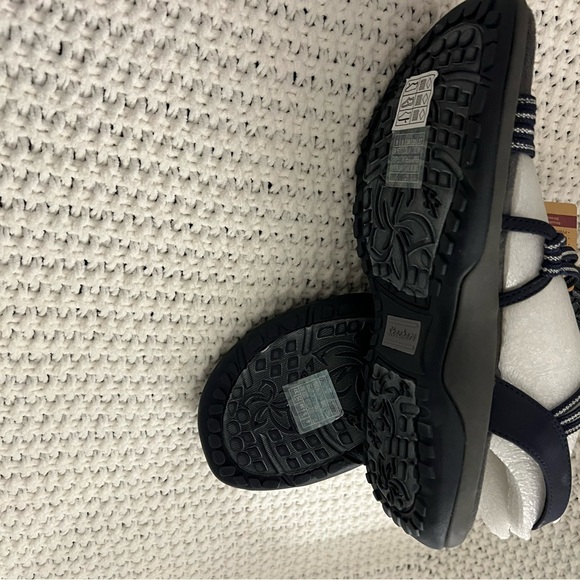 Clark’s Reggae Sandals - Picture 2 of 3